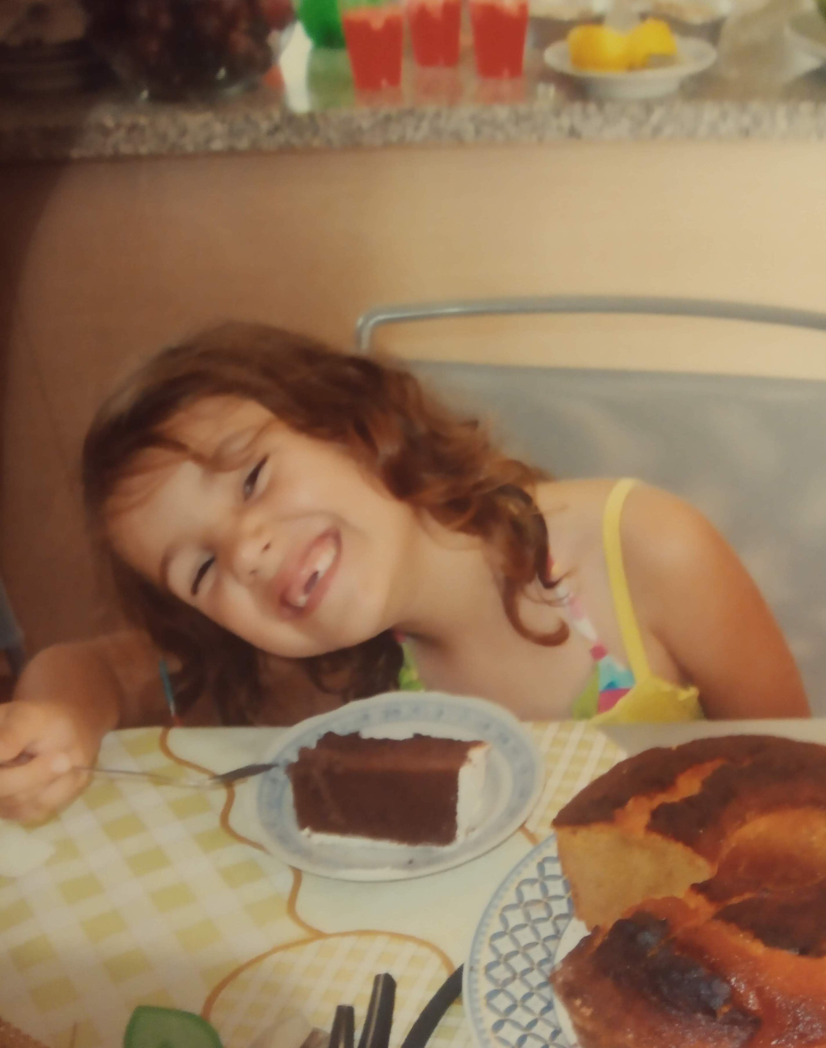 Photo weird child eating cake